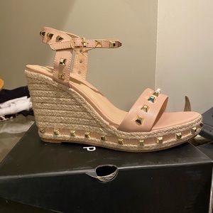 NWT ShuShop Nude w/ Gold Studs Wedges- Size 11